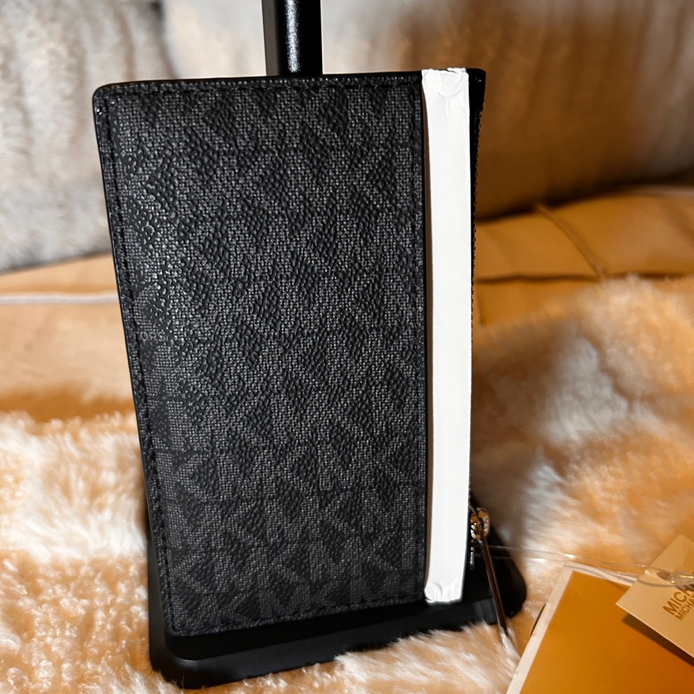 020. Michael Kors Elegant Black Card Wallet - Picture 4 of 5